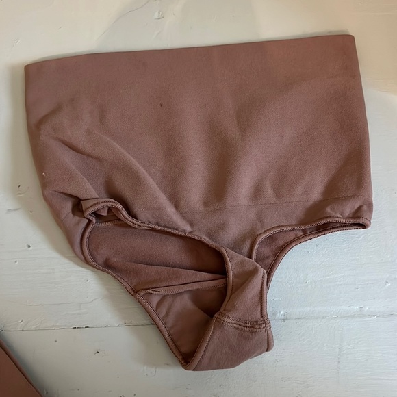 SKIMS Core Control Briefs sienna - Picture 2 of 4